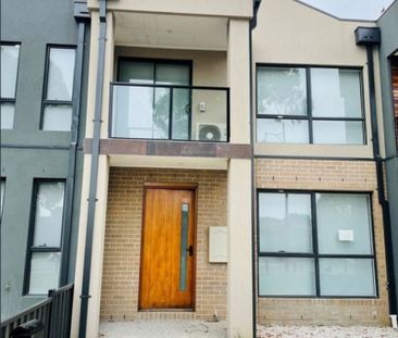 Spacious & Modern 3-Bedroom Townhouse In Prime Craigieburn Location - Photo 6