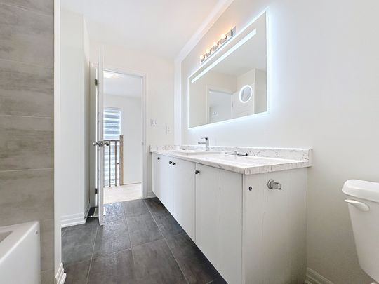 For Lease - 209 Vantage Loop, Newmarket, Ontario - Photo 1