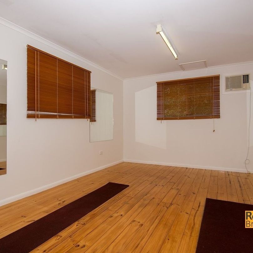 SPACIOUS 3 BEDROOM HOUSE + FUNCTIONAL RUMPUS/ SHED - Photo 1