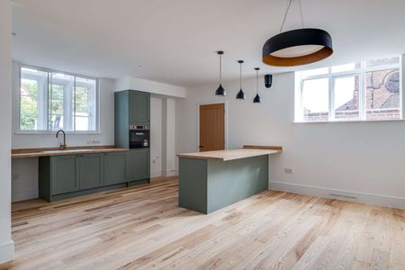 Beautifully converted two bedroom duplex apartment with its own private entrance, set within an exclusive development in the heart of Handbridge - Photo 2