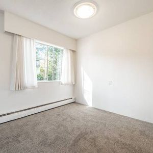 One bedroom in Rockland - Photo 2