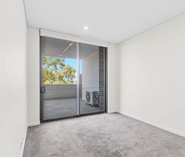 SPACIOUS TWO BEDROOM UNIT IN PRIME LOCATION ! - Photo 2