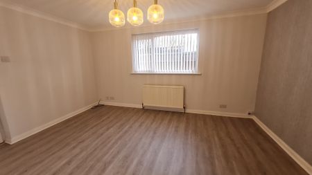 Cedar Walk, Pontefract, Featherstone - Photo 2