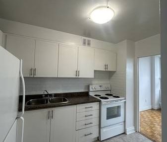 LARGE 1-Bedroom Apartment, Available NOW!!! - Photo 2