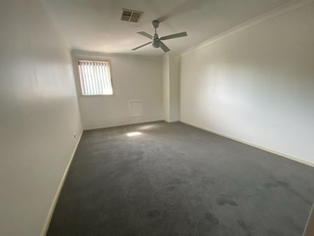 Large 4 bedroom Executive Living - Photo 5