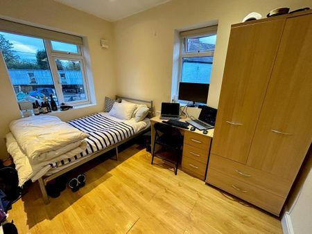 5 bedroom semi-detached house to rent - Photo 4