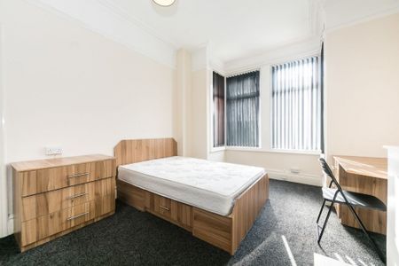 Manor Drive, Leeds - Photo 3