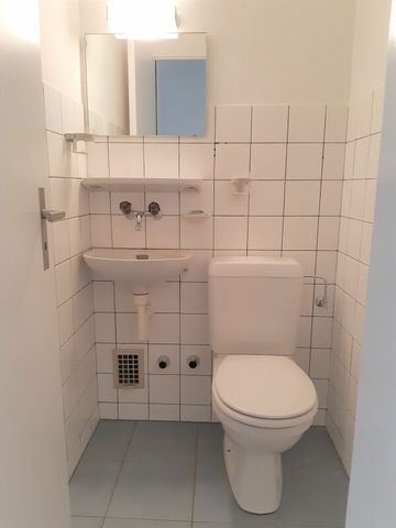 Light-flooded 4 1/2 room apartment with balcony - Photo 4