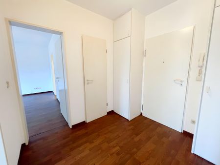 HELLE 2-ZIMMERWOHNUNG MIT GROßEM BALKON ZU MIETEN! - Photo 2