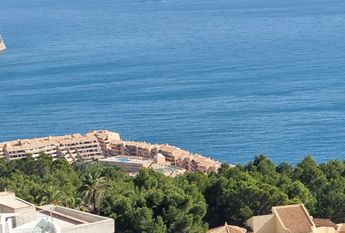 For rent: spacious apartment with 3 bedrooms and sea views.