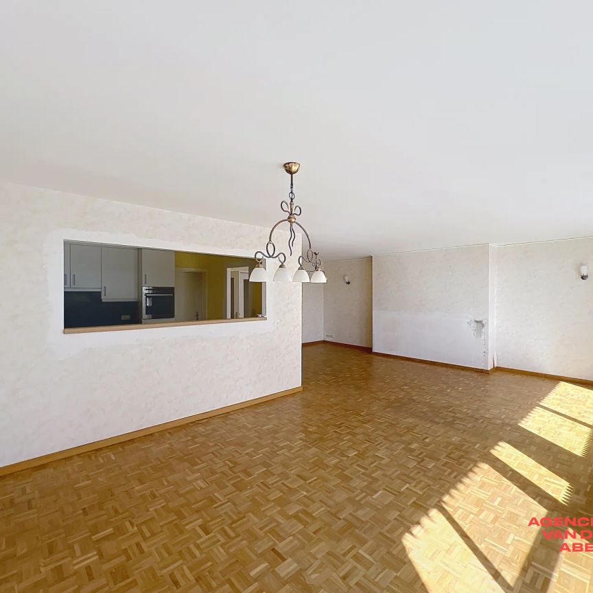 Ruim appartement in Sint-Michiels met 2 slaapkamers - Photo 1