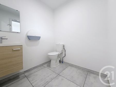 Location Appartement 3 pièces 99m² LA CHAPELLE ST LUC 10600 - Photo 2