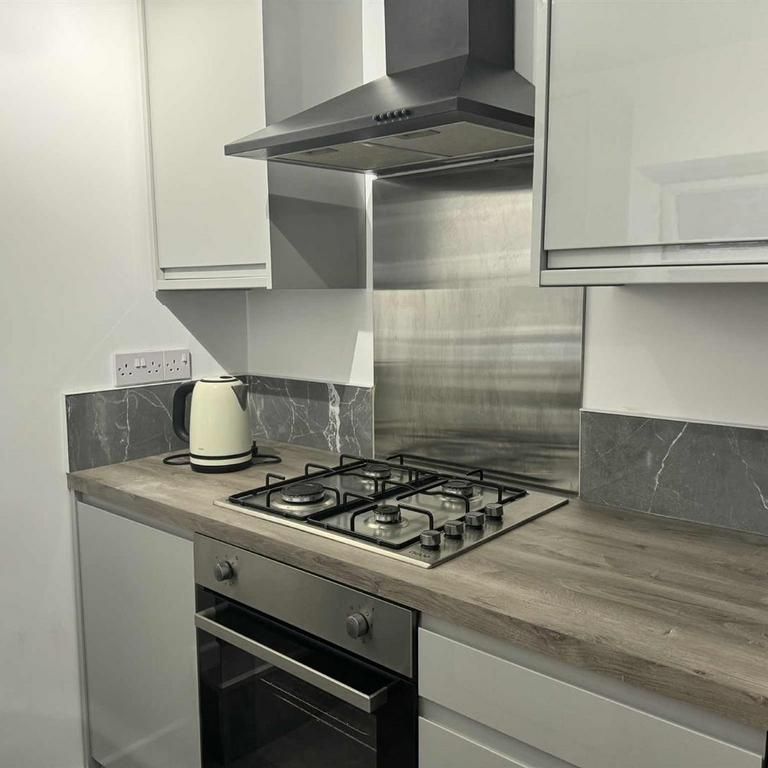 4 bedroom flat to rent - Photo 1