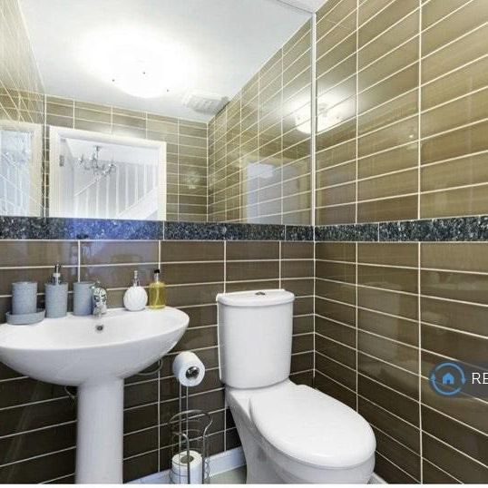 4 bedroom semi-detached house to rent - Photo 1