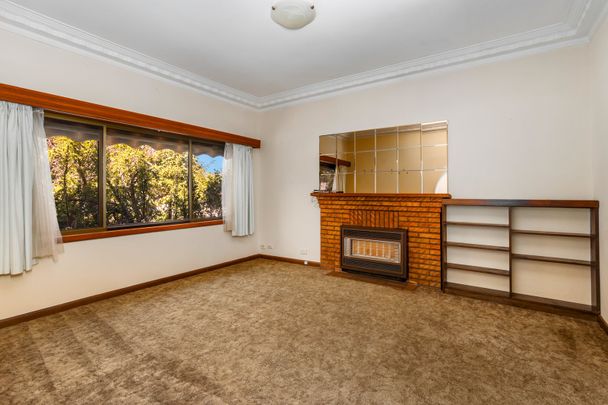 Charming & Convenient: Spacious 2-Bedroom Property with Secured Parking in Yarraville - Photo 1