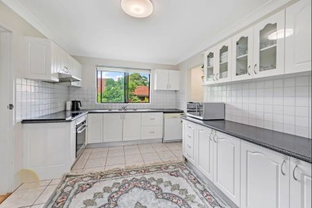 Beautifully Presented Two Bedroom Apartment - Photo 4