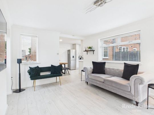 3 bedroom semi-detached house to rent - Photo 1