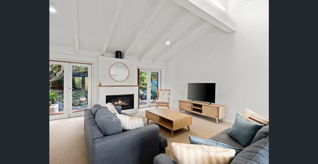 A home to sink into and find your coastal zen - Photo 1