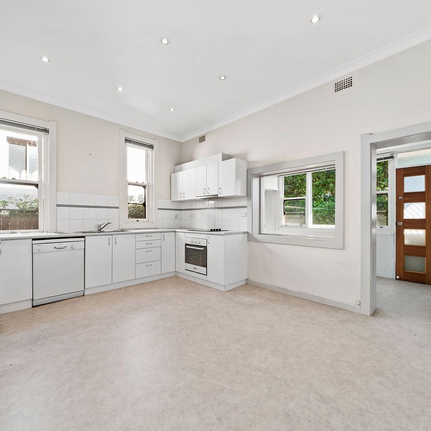 Lovely Home in a Quiet Street Close to Charing Cross and Local Beaches - Photo 1