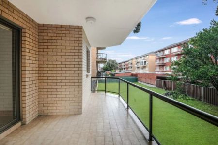 SPACIOUS 3 BEDROOM APARTMENT IN PRIME LOCATION - Photo 3
