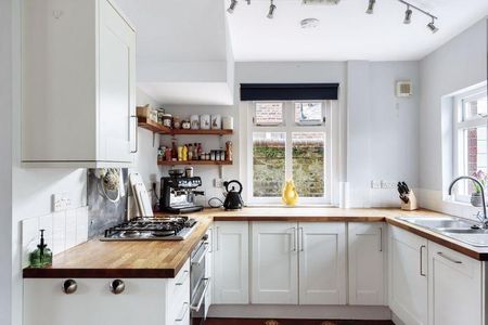 3 bedroom semi-detached house to rent - Photo 3