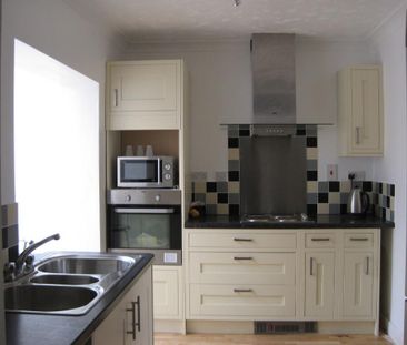 4 bedroom semi-detached house to rent - Photo 6