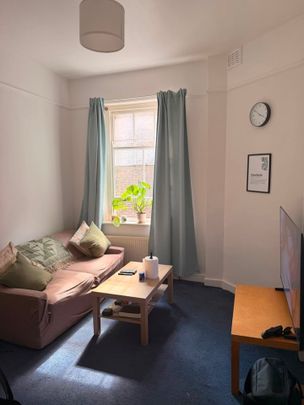 1 Bed Flat, Prince Of Wales Drive, SW11 - Photo 1