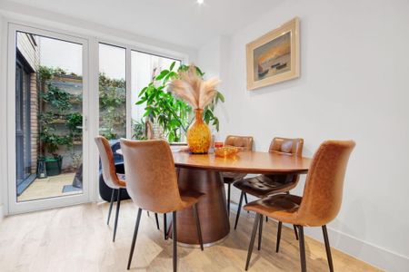 2 Bed Terraced House, Kempton Mews, E6 - Photo 4