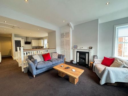 3 bedroom maisonette to rent - Photo 2