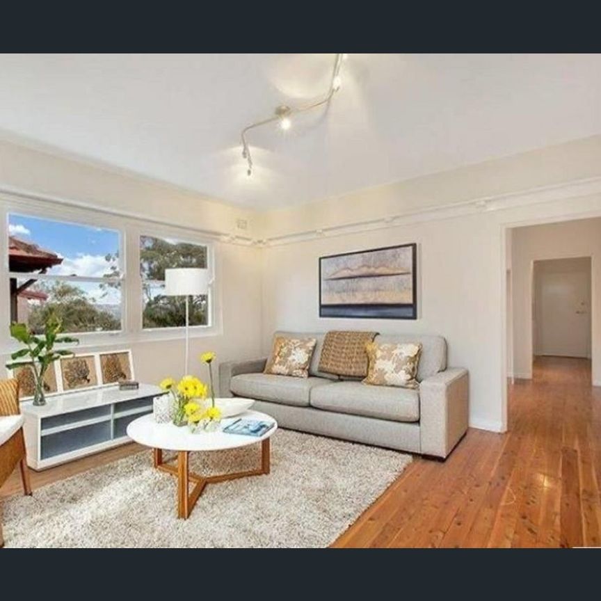 Two Bedroom Art Deco Apartment - Photo 1