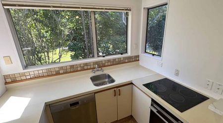 FABULOUS AND SPACIOUS THREE BEDROOM: - Photo 3