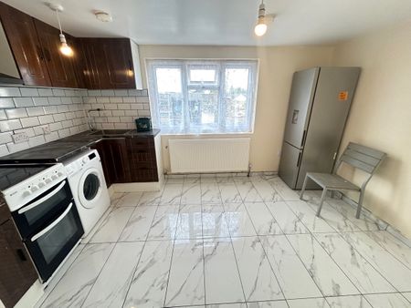 kingsmead Avenue, London, CR4 1 - Photo 2