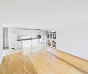 MODERN AND LIGHT-FLOODED - Photo 3