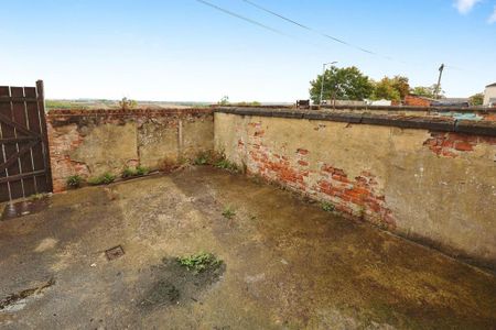 2 bedroom terraced house to rent - Photo 4