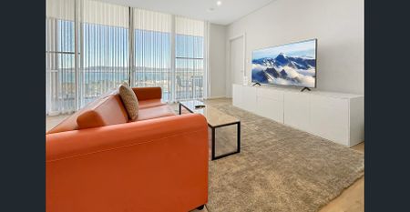 Stunning 3-Bedroom Apartment with Panoramic Lake and Mountain Views - Photo 2