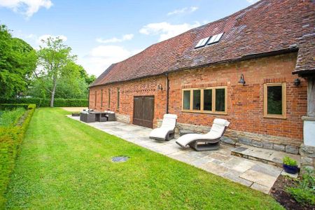 Fabulous five bedroom barn conversion in the village of Dorsington - Photo 4