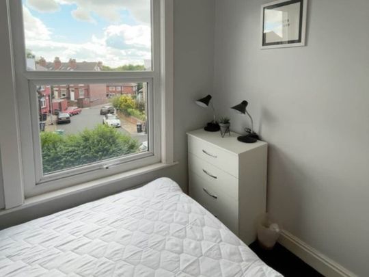 Knowle Terrace (room 3), Burley, Leeds - Photo 1