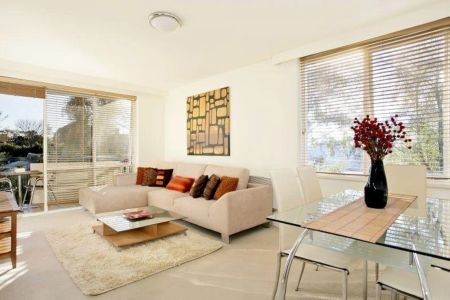 Spacious three bedroom apartment in amazing location! - Photo 2