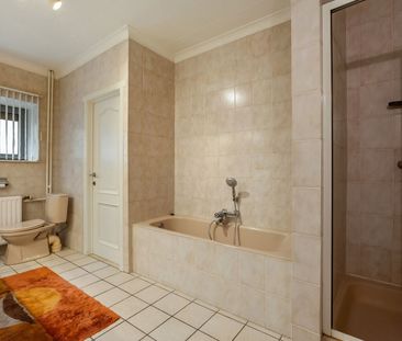 Ruime eengezinswoning met authentieke charme in Koninksem - Photo 5