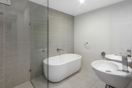 Next to East Village I Large 3-Bedroom Apartment I Double Carspace - Photo 5