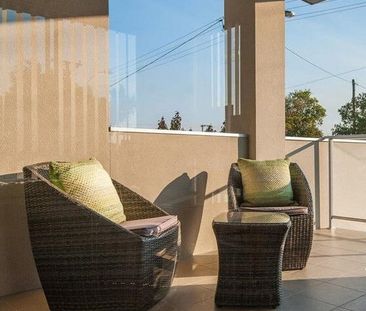 Modern apartment close to Belmont shopping centre - Photo 2