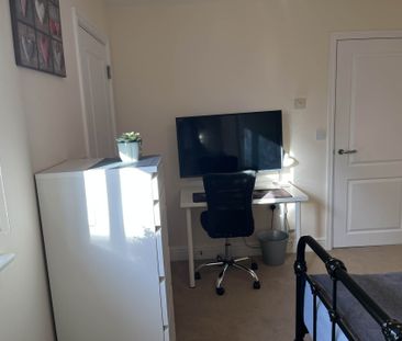 Room 4, Willowbrook, Great George Street, Godalming - Photo 1
