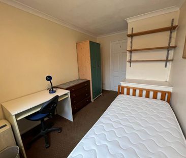 4 bedroom semi-detached house to rent - Photo 4