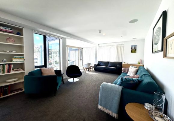 A light-filled penthouse retreat with west-facing sun and panoramic views in central Te Aro. - Photo 1