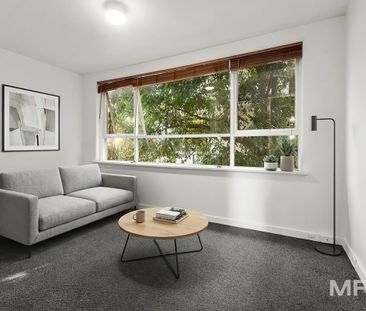 Light filled living, in the heart of Elwood - Photo 2