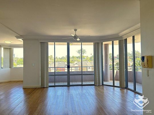 Newly painted 2 bed 2 bath plus a study apartment in a resort complex - Photo 1