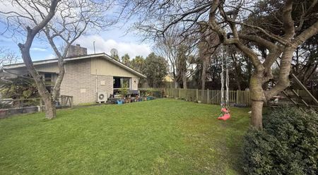 Sun-Soaked Family Home in St Albans - Photo 5