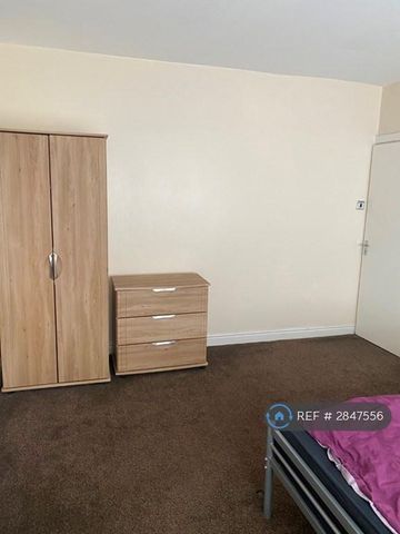 4 bedroom semi-detached house to rent - Photo 5