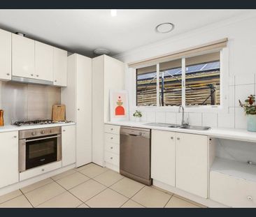 2 bedroom unit in quiet pocket of Sunshine West - Photo 1