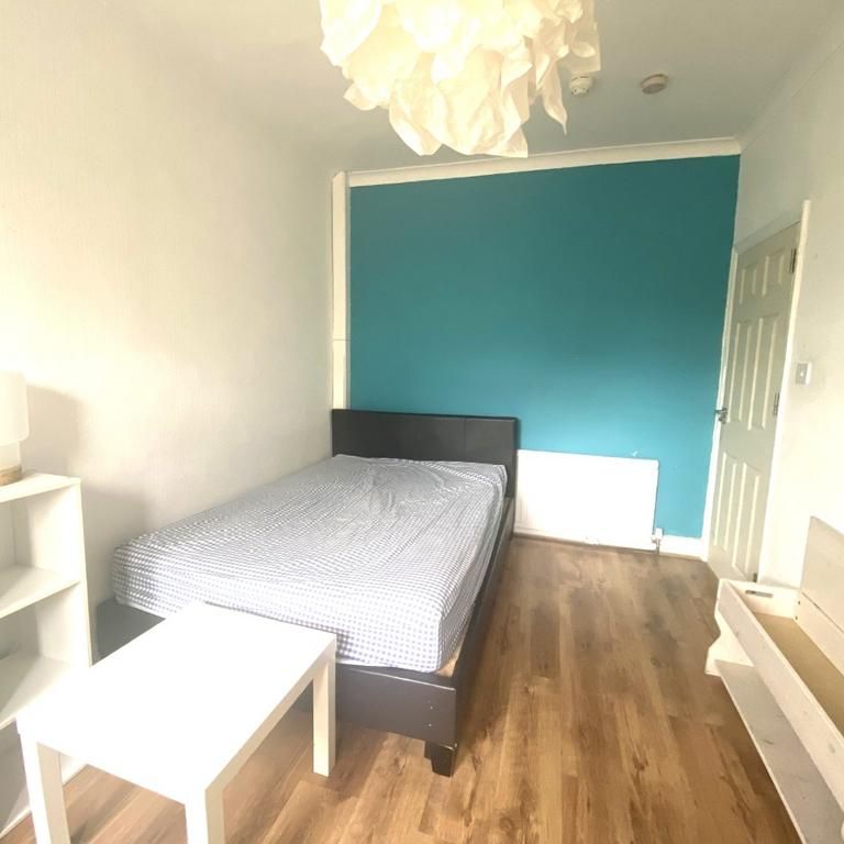 4 bedroom semi-detached house to rent - Photo 1